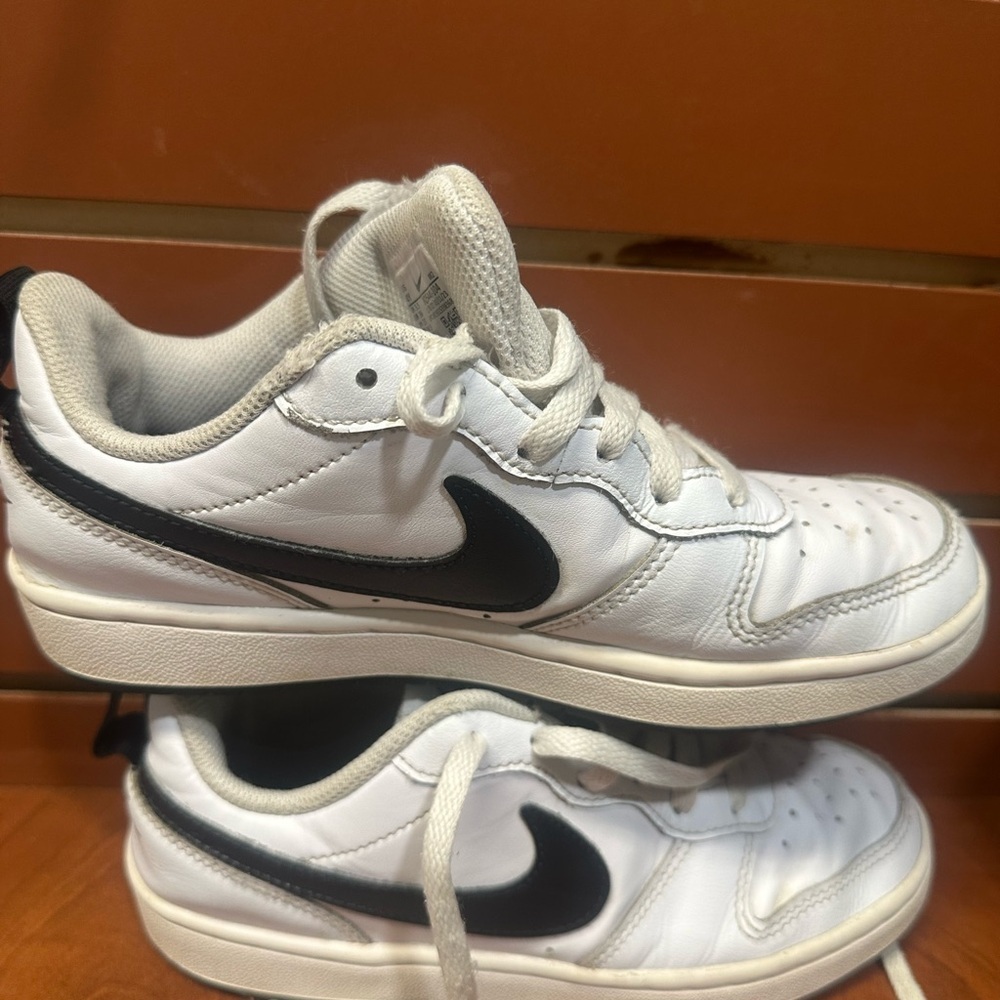Nike White Classic Sneakers Low-Top Minimalist Design - Picture 9 of 14